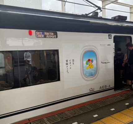 網讚太狂！華航聯名前進日本 Skyliner 變身「皮卡丘彩繪車」引爆朝聖潮