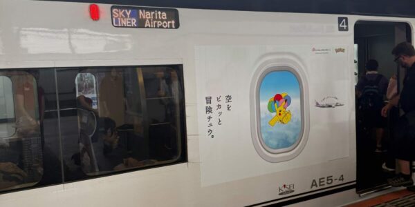 網讚太狂！華航聯名前進日本 Skyliner 變身「皮卡丘彩繪車」引爆朝聖潮